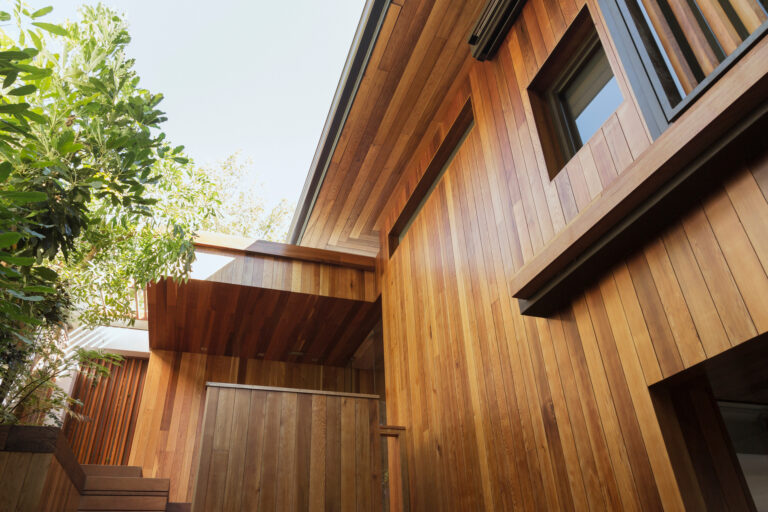 Detail of wood siding on house bois de bardage